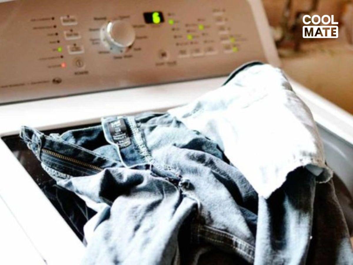 Không lộn trái quần khi giặt dễ làm bạc màu và sờn vải
