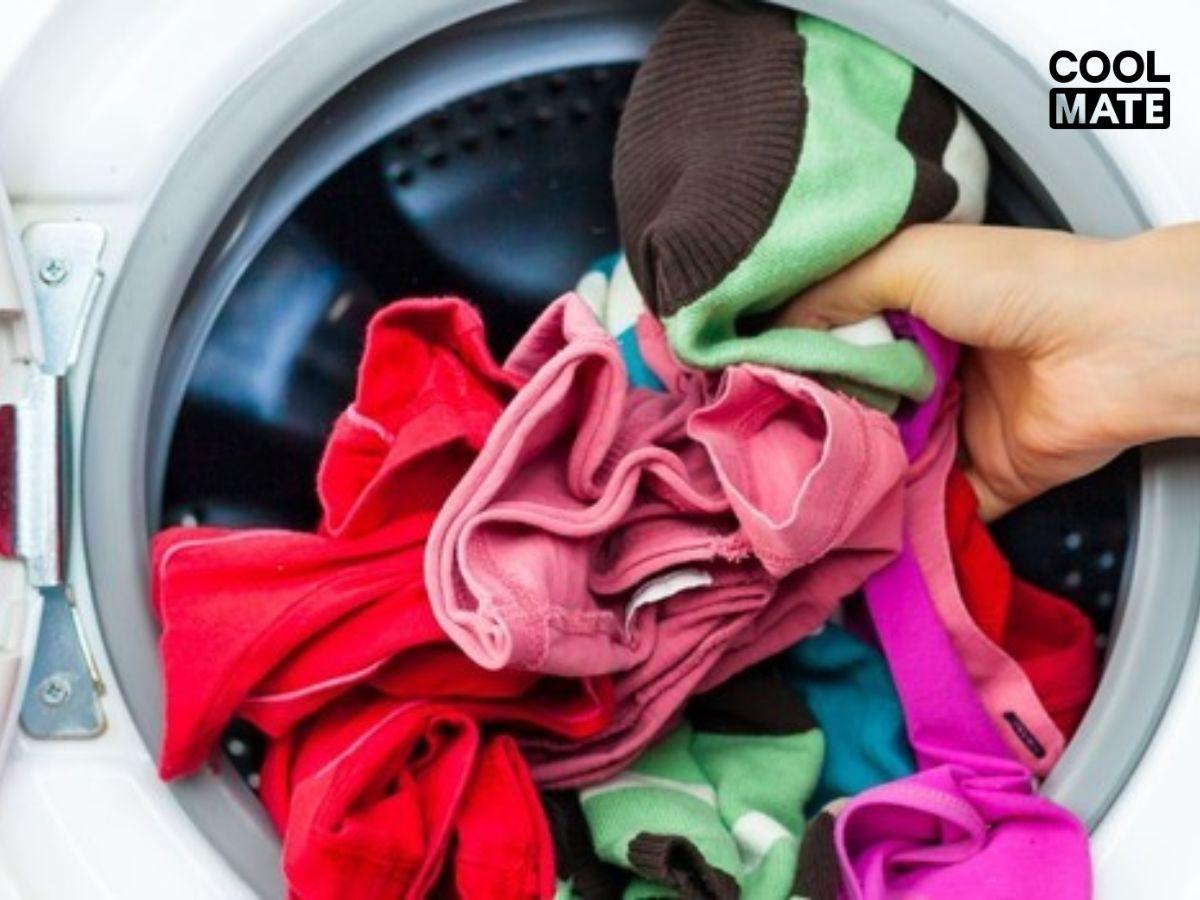Giặt với quần áo nhiều màu dễ làm quần jean bị loang màu