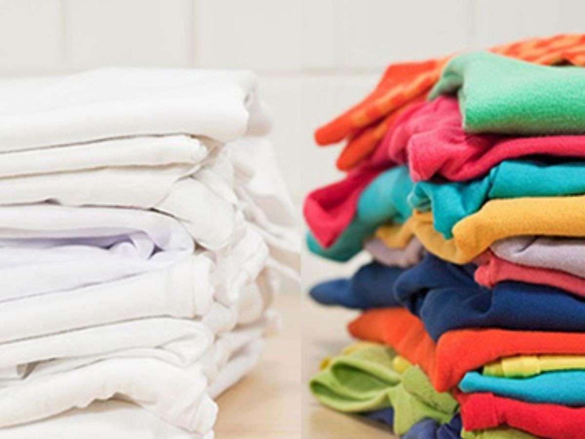 Phân loại áo thun trước khi giặt sẽ giúp tránh phai màu, loang màu áo