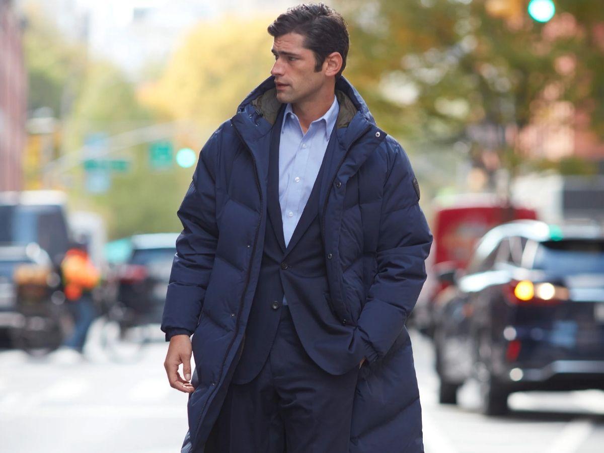 Nên lựa chọn vest có hoa văn khi mix chung với khoác parka