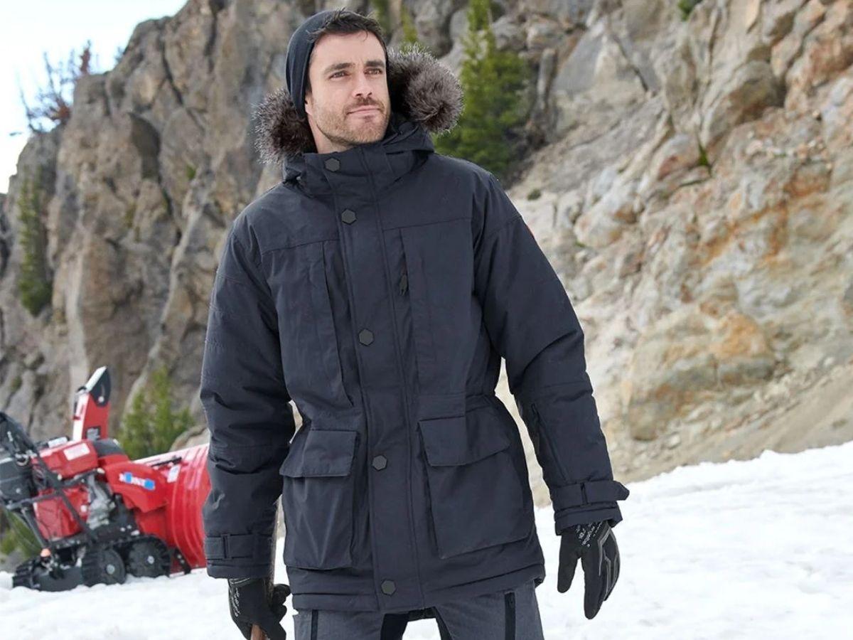 Mũ áo thường được gắn lông dày để chắn tuyết và giữ ấm cho phần đầu cơ thể