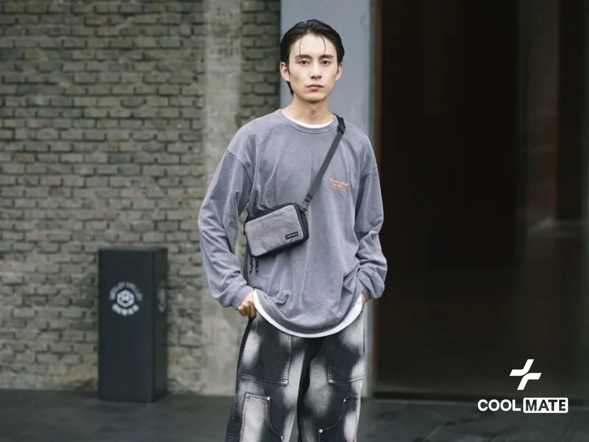  Áo phông và quần bomber phối đồ với túi đeo chéo nam
