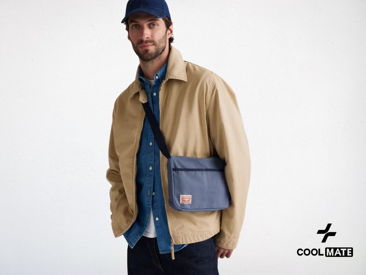Thanh lịch khi phối đồ với túi đeo chéo nam kết hợp quần jean, denim