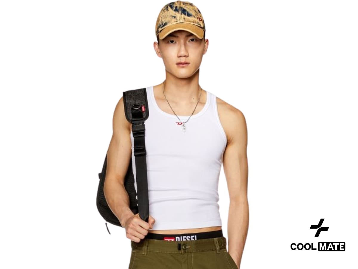 Năng động với áo tanktop, quần lửng phối đồ với túi đeo chéo nam