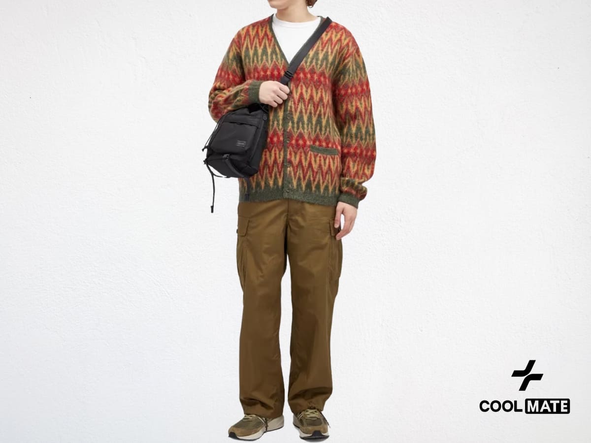 Kết hợp áo cardigan với quần checked phối cùng túi đeo chéo nam