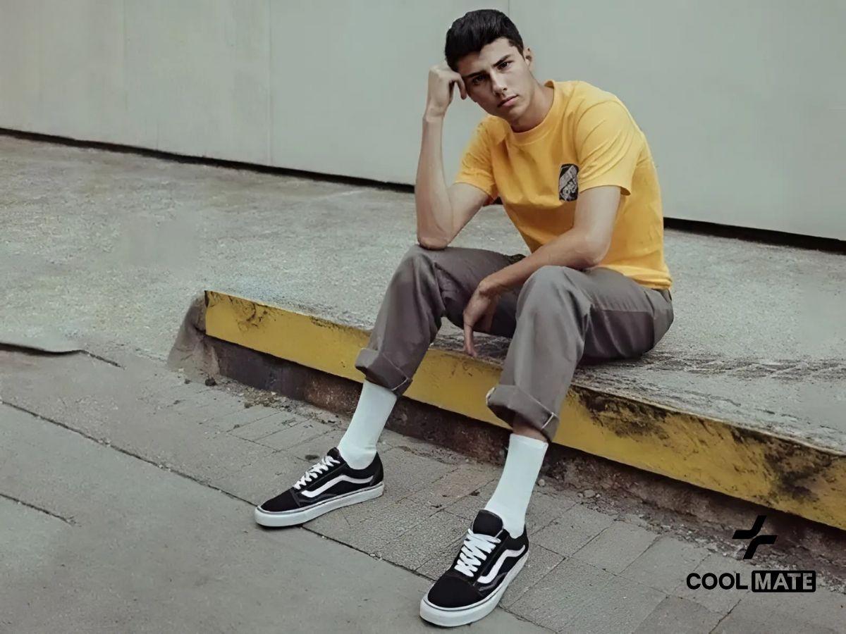 Phối tất với giày sneaker nam có đôi chân dài