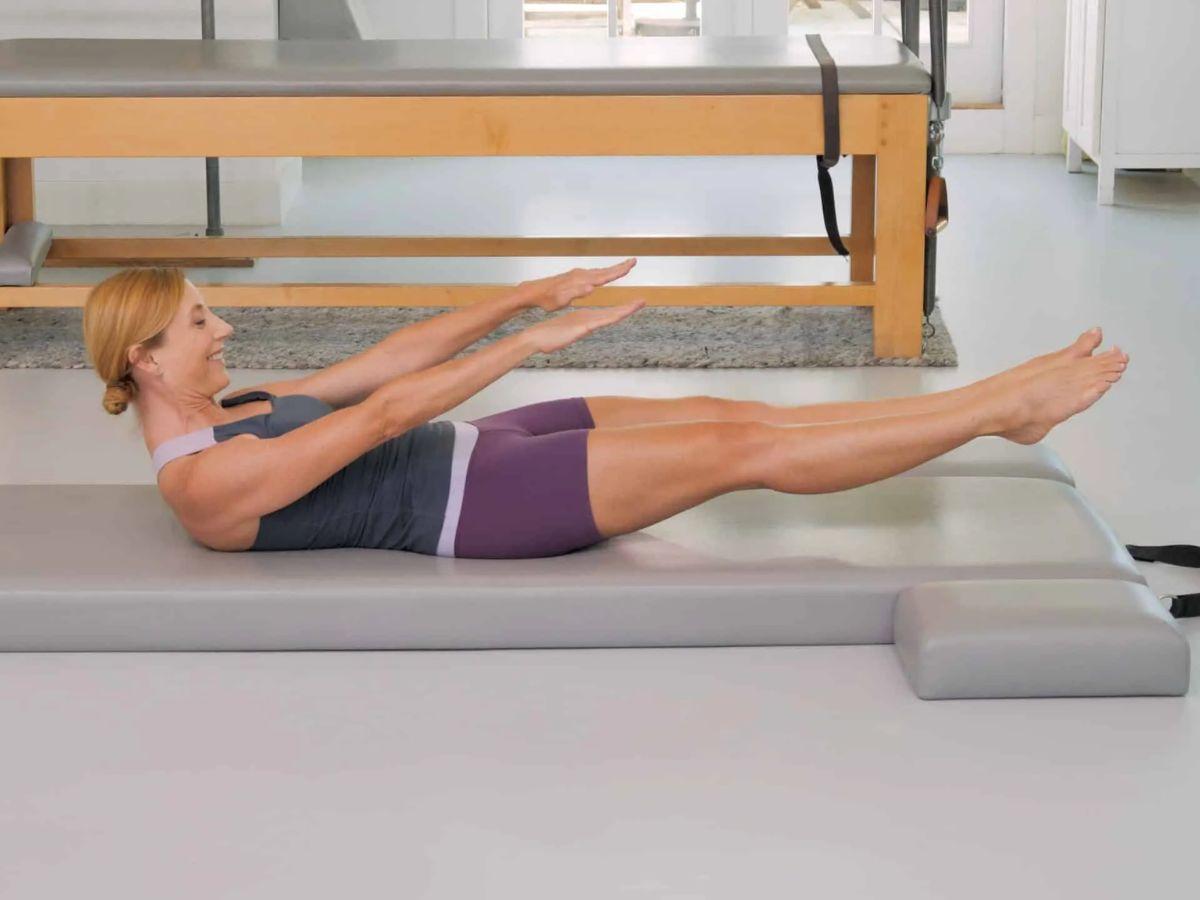 Thảm Pilates chủ yếu tập trung vào việc sử dụng trọng lượng cơ thể để rèn luyện sức mạnh