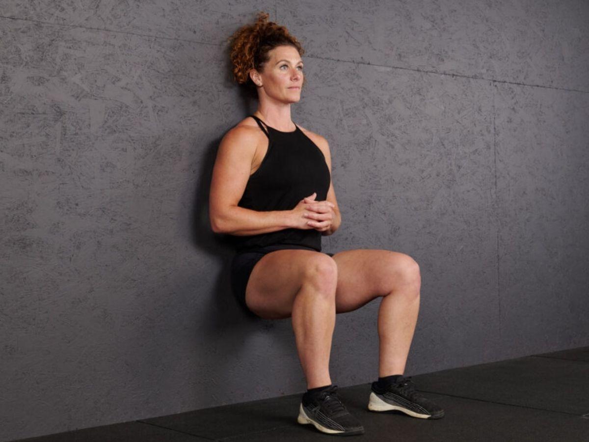 Wall squat hỗ trợ nâng cao cơ tứ đầu, cơ gân kheo, cơ bắp chân và cơ mông