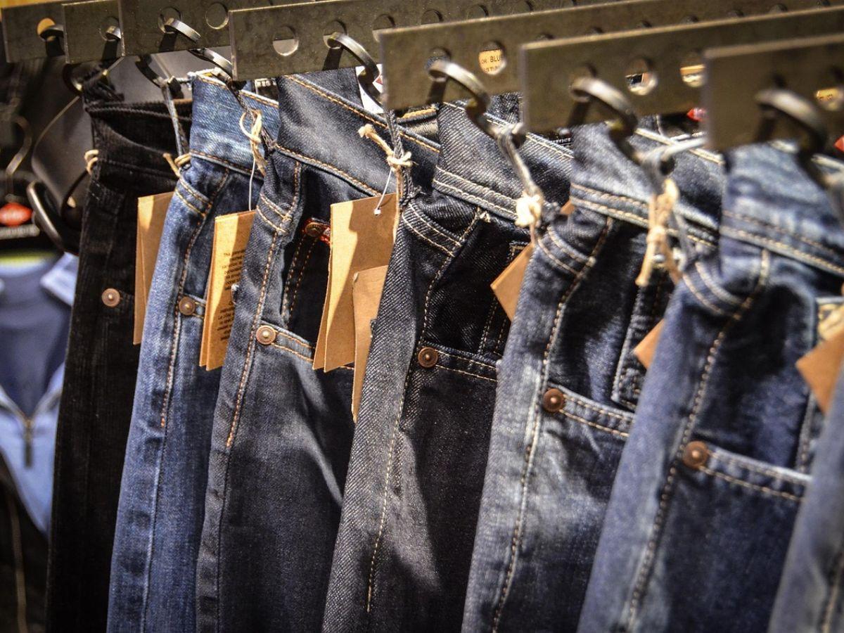 Sản phẩm jean tại cửa hàng Vitimex