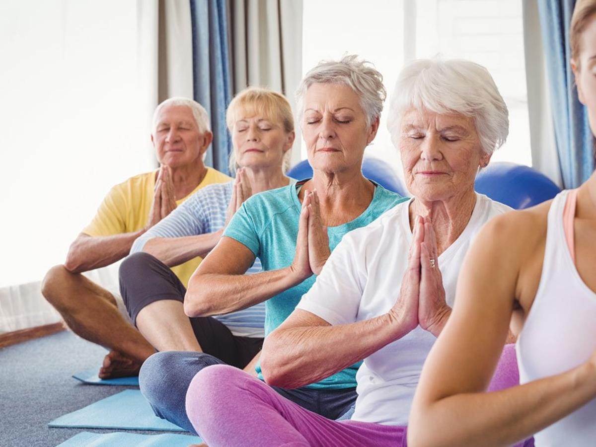 Các bài tập yoga stick thường nhẹ nhàng, phù hợp với người cao tuổi