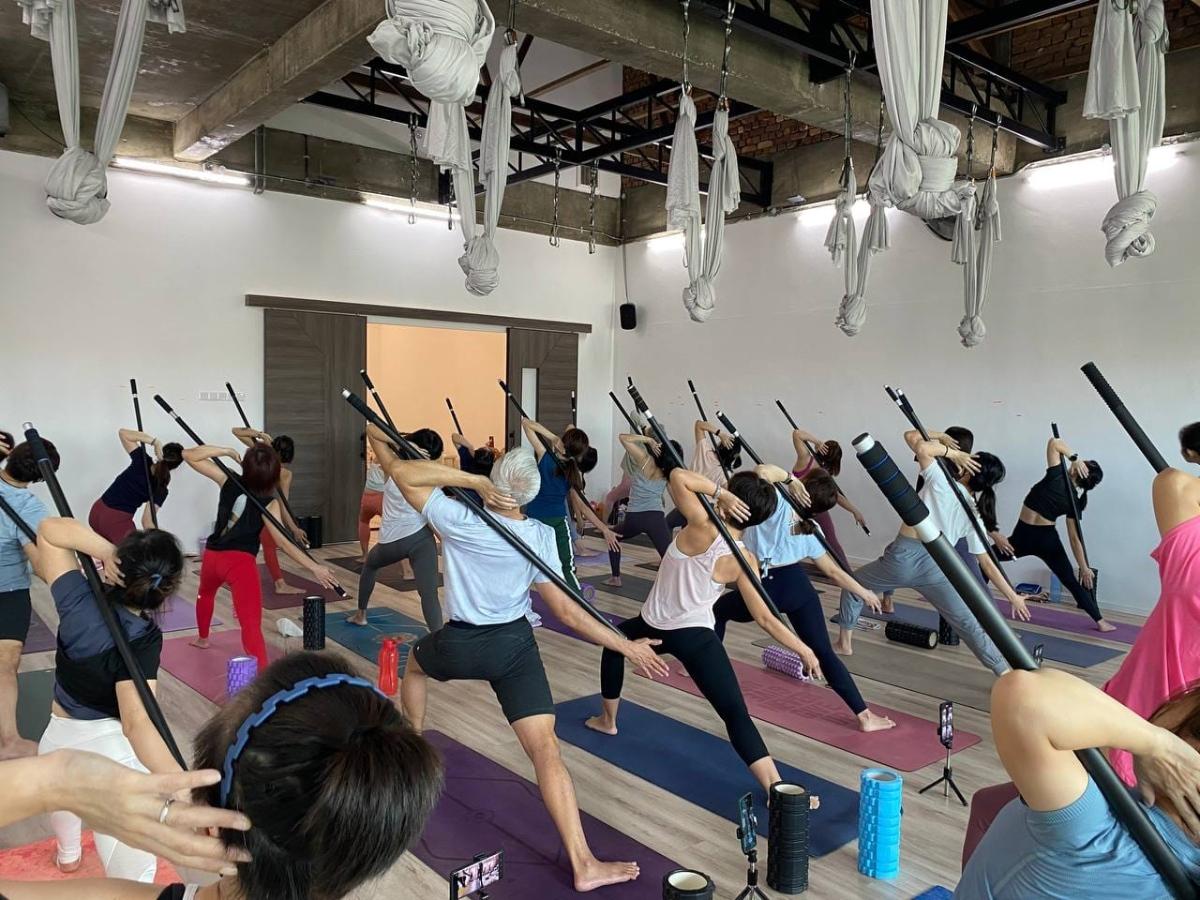 Quá trình tập luyện Yoga stick thường xuyên sẽ giúp giảm đau nhức cơ thể hiệu quả