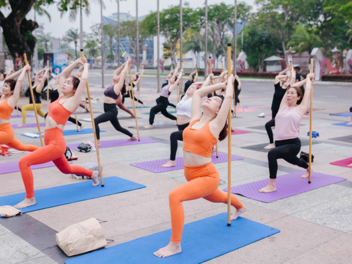 Yoga stick là một bài tập giúp cải thiện sức khỏe tinh thần, giảm lo âu, căng thẳng