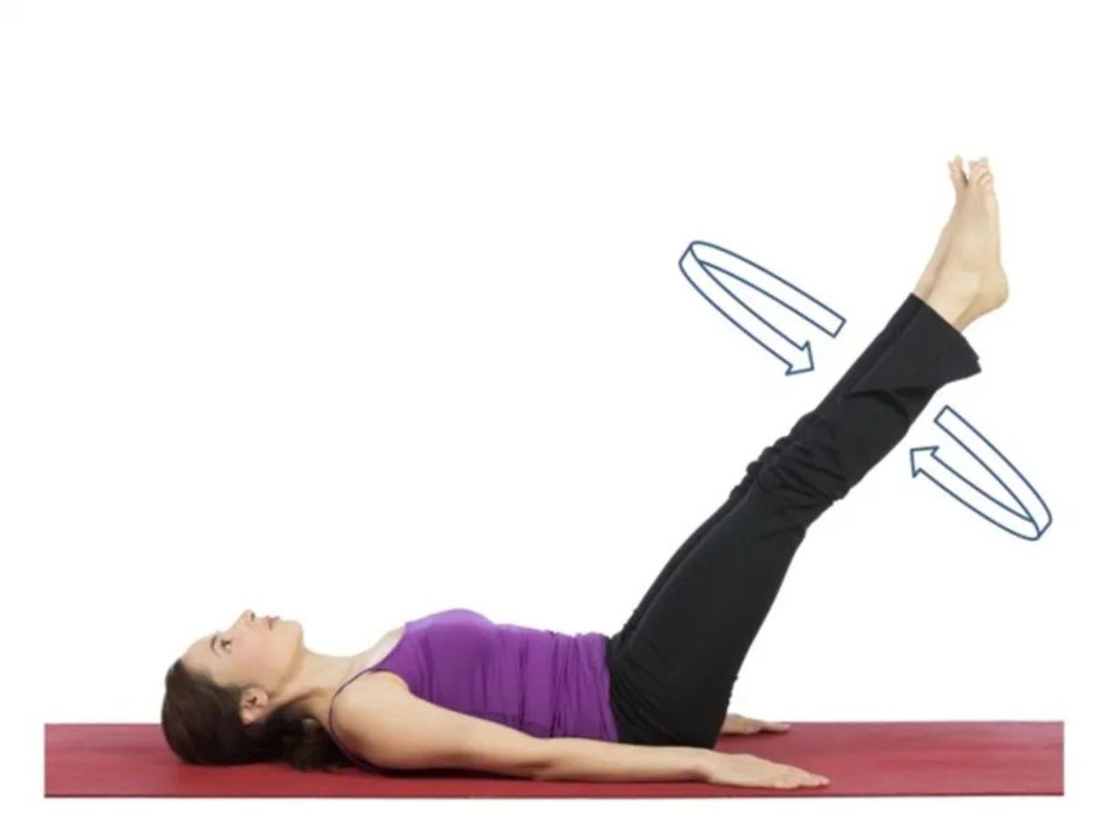 Leg Circle là bài tập Pilates xoay chân uyển chuyển, tác động sâu vào cơ hông và đùi