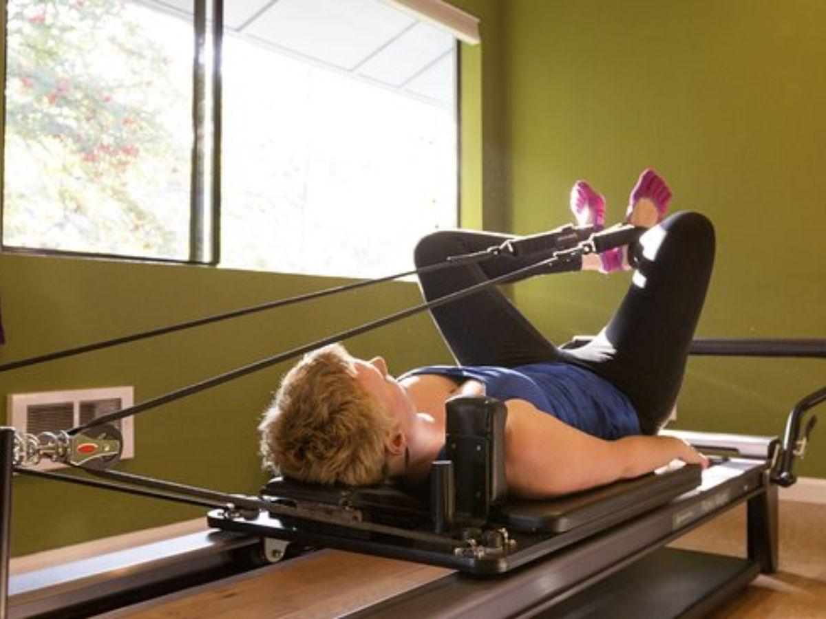 Bài tập The Frog On The Pilates Reformer giúp cải thiện số đo vòng 2