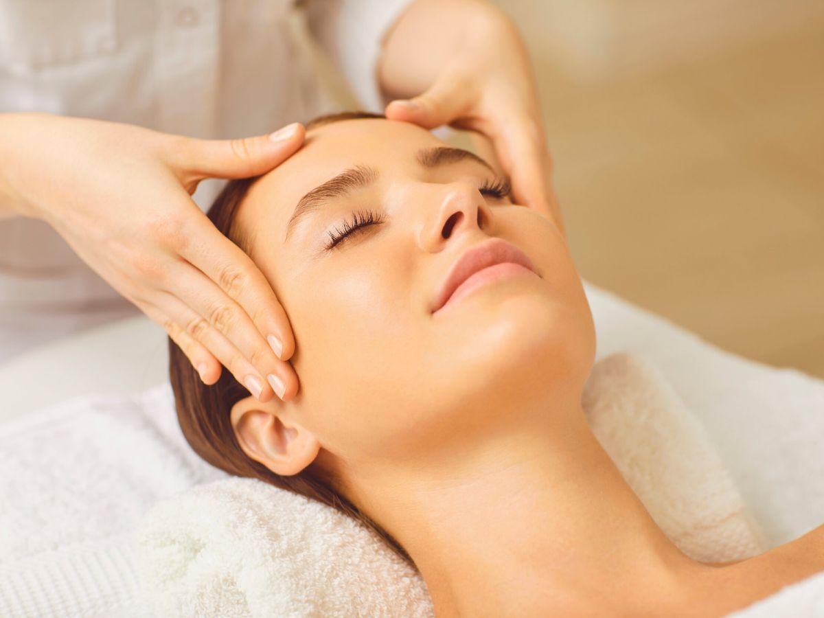 Massage cơ mặt thư giãn