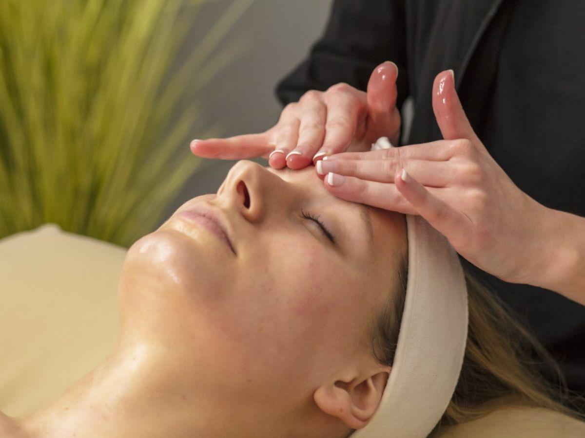 Nên dành 5-10 phút mỗi ngày để massage mặt