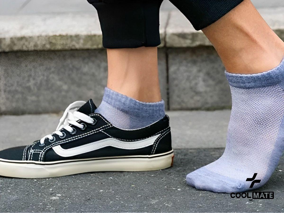 Tất cổ thấp với sneaker cổ thấp