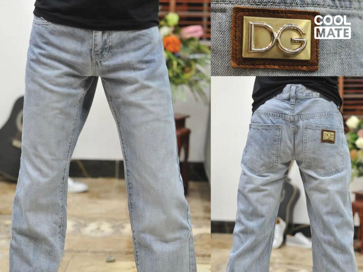 Nam mặc jeans D&G, phối cùng sơ mi lụa, phong cách lịch lãm, quyến rũ.