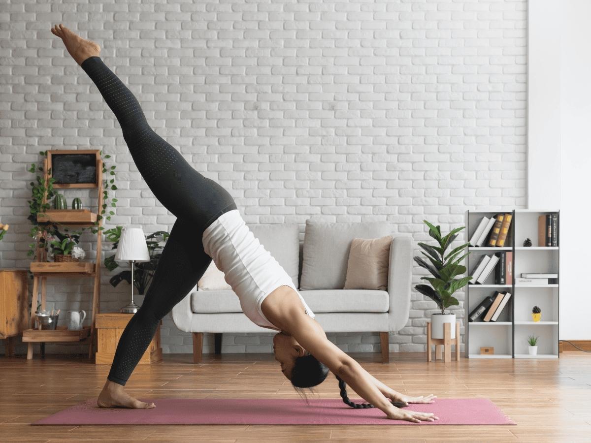 Tư thế chó úp mặt một chân giúp mở rộng phần thân dưới 