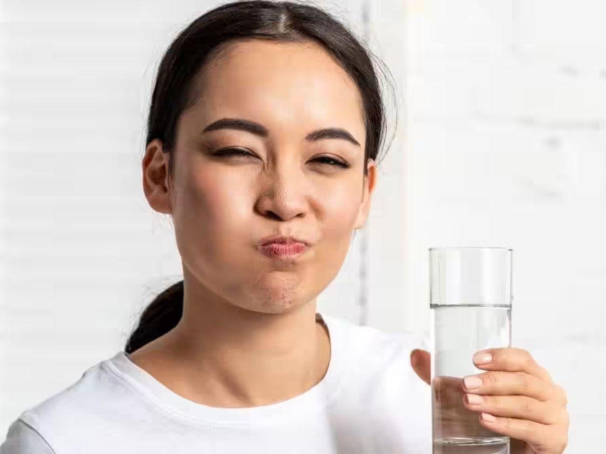 Súc miệng kỹ bằng nước sạch