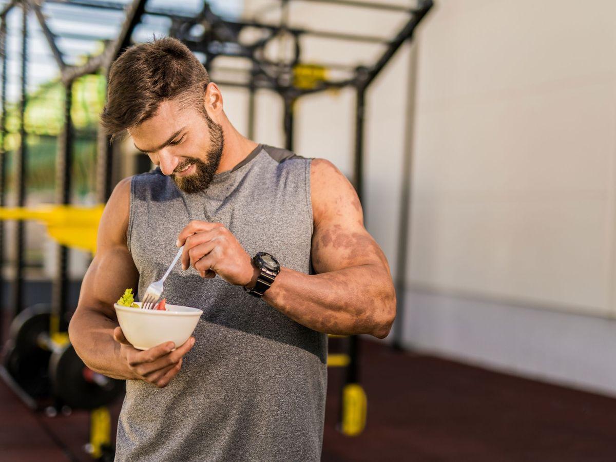 Việc ăn quá no trước tập gym có thể gây ảnh hưởng đến sức khỏe người tập gym