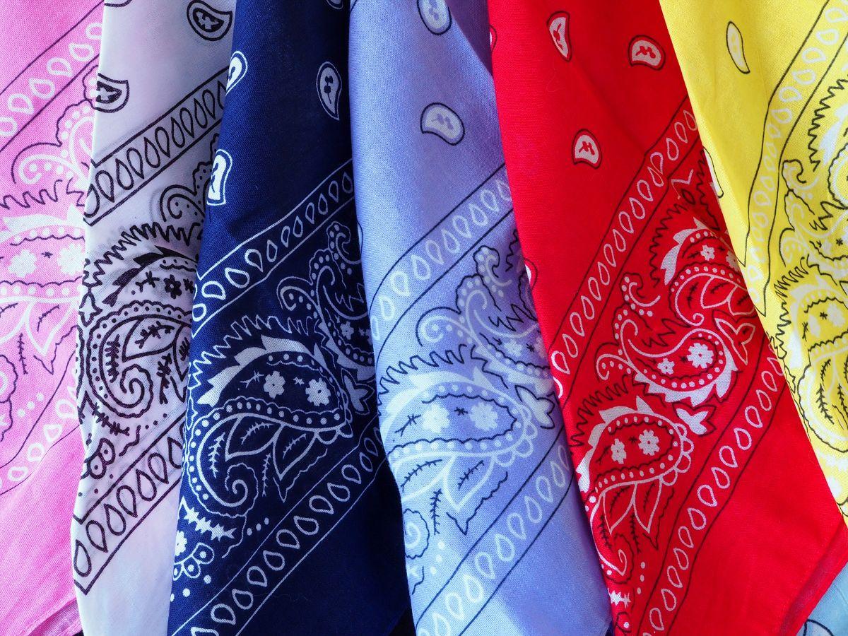 Dùng khăn bandana trong outfit y2k style