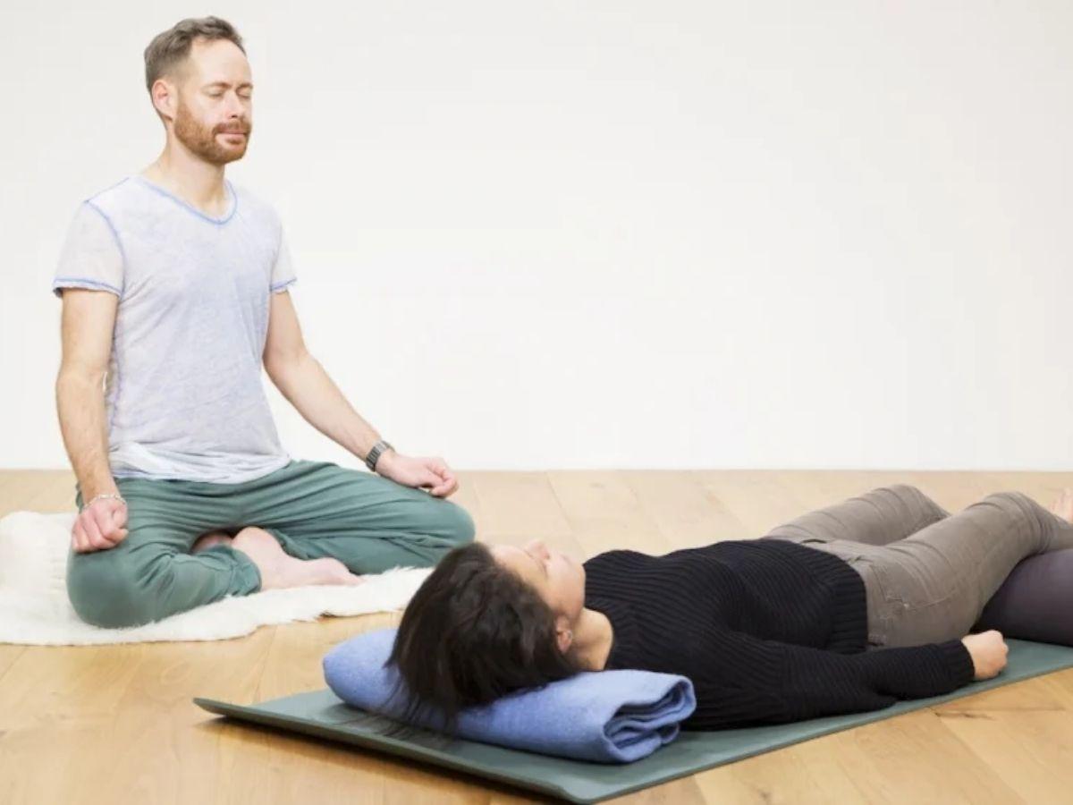 Nên tập yoga nidra theo các hướng dẫn chi tiết từ chuyên gia sức khỏe