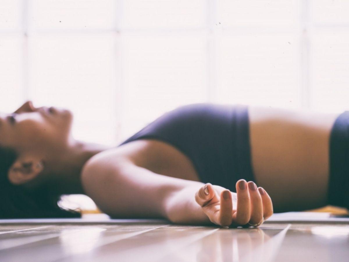 Yoga nidra chú trọng đến sự tập trung kiểm soát hơi thở và thả lỏng hoàn toàn khi vẫn duy trì nhận thức