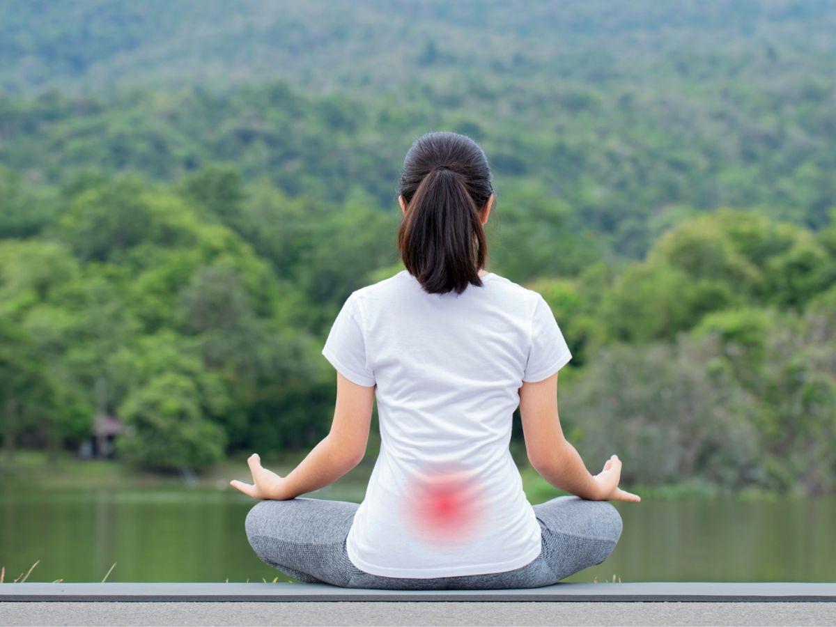 Yoga thiền đặc biệt hiệu quả trong việc giảm các chứng đau như đau lưng, đau đầu, đau cơ và khớp, nhờ sự kết hợp giữa thả lỏng tâm trí và điều chỉnh tư thế đúng cách