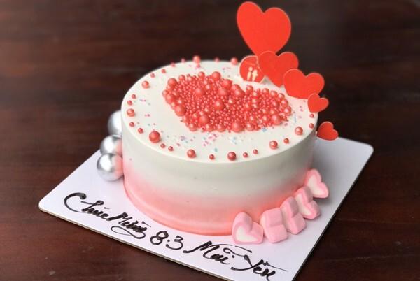 Mẫu bánh kem được trang trí nhiều trái tim tình yêu hạnh phúc cho ngày 8/3