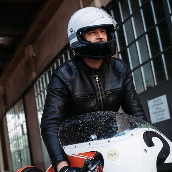 Áo racer jacket được cải tiến từ những chiếc áo khoác đua xe của thời trang Anh (Nguồn: Shangri-la Heritage)