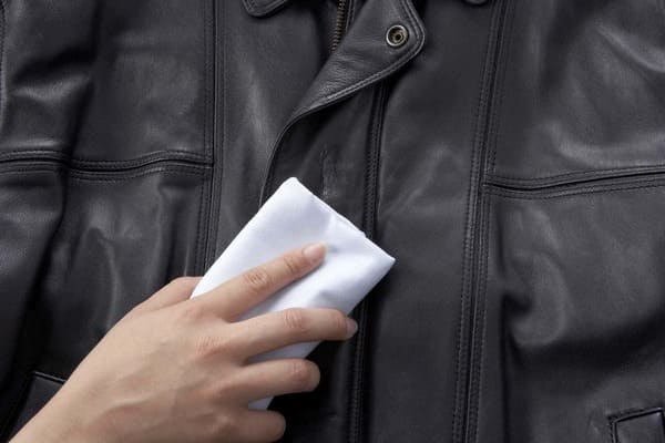 Nên sử dụng vải mềm hoặc bông sạch tẩm cồn pha loãng để lau sạch các vết bẩn trên áo khoác da (Nguồn: Cleanchem)