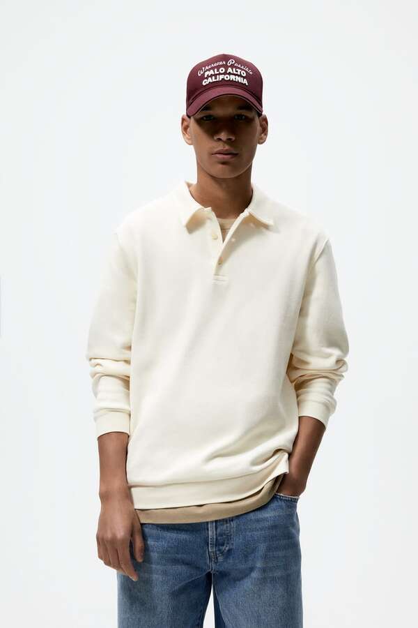 Basic nhưng không kém phần thu hút với mẫu polo dài tay nhà Zara. Nguồn: Zara.com