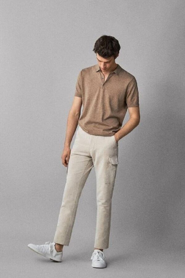 Phối áo polo cho nam gầy màu be cùng quần kaki màu sáng 