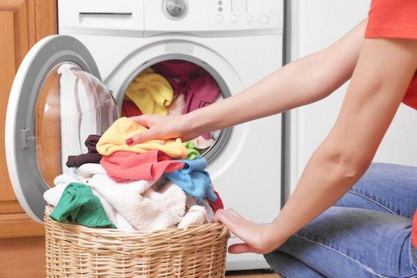 Không nên thêm quần áo khi máy đang sấy
