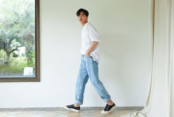 Quần jeans xắn gấu mix với áo phông và giày Domba tạo nên một vẻ đẹp trẻ trung, năng động cho các chàng trai (Nguồn: Domba)
