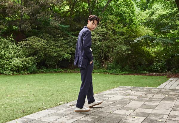 Hãy thử ngay style thanh lịch, trưởng thành với sự kết hợp vest nam và giày Domba (Nguồn: Domba)