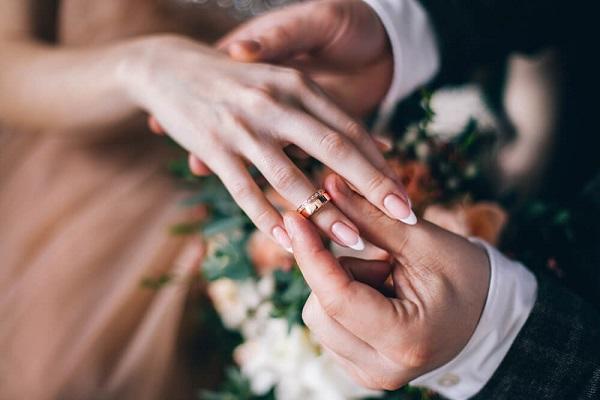 cách đeo nhẫn cầu hôn và nhẫn cưới