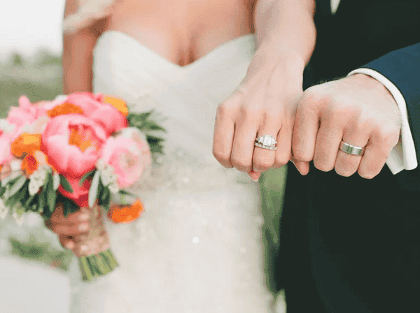 cách đeo nhẫn cưới và nhẫn đính hôn