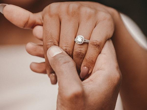 cách đeo nhẫn và nhẫn đính hôn