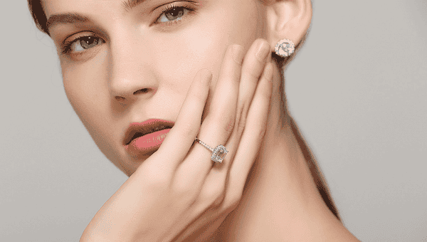 nhẫn đính hôn và nhẫn cưới đeo ngón nào
