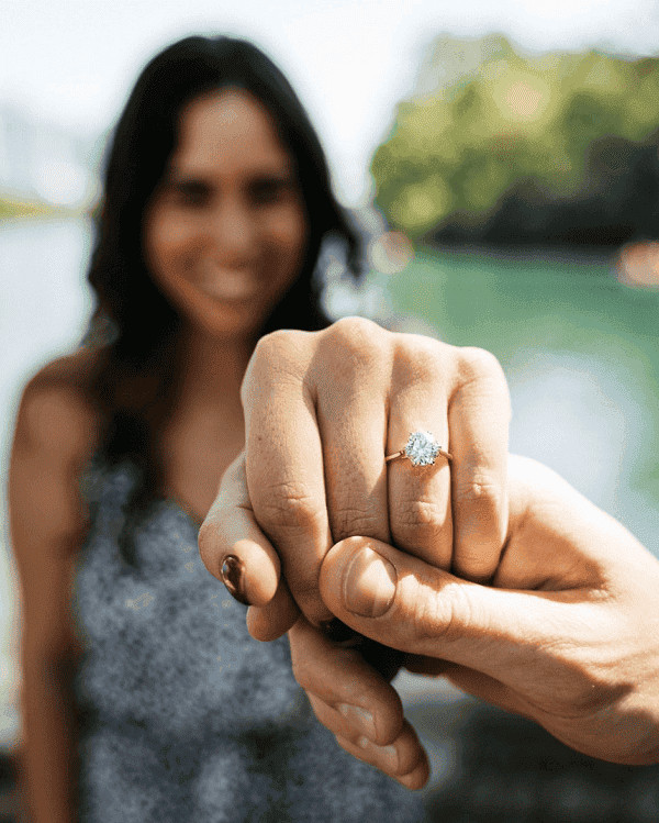 nhẫn đính hôn đeo ngón nào