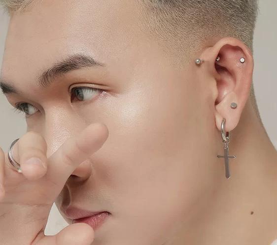 Khuyên tai chữ thập cá tính (Nguồn: Internet)