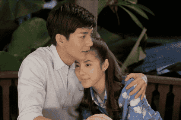 Một cảnh phim ngọt ngào của hai diễn viên chính