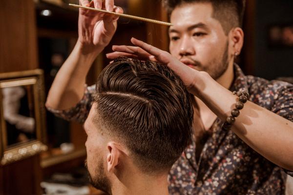 Barber chuyên về kiểu tóc cổ điển