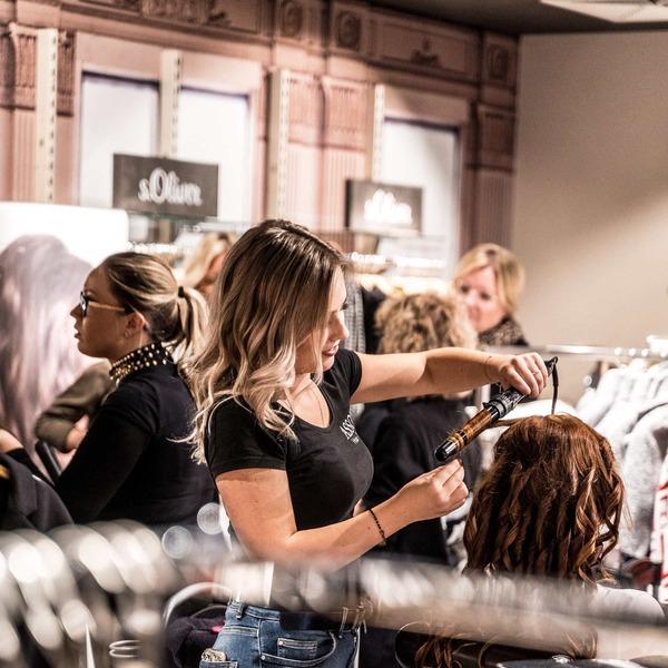 Hair Stylist cung cấp dịch vụ làm đẹp tóc cho cả nam và nữ