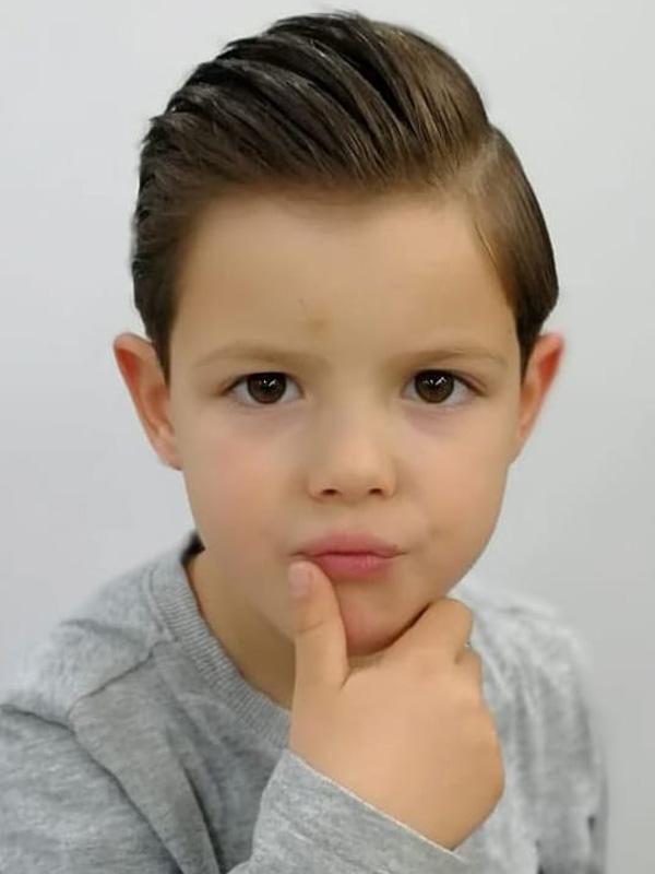 Side Part là một kiểu tóc mái lệch ngắn cổ điển và lịch lãm cho bé trai