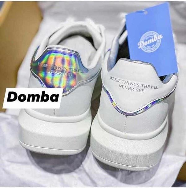 Giày Domba real có tag xanh, phần gót giày và đế giày cắt tinh tế, gọn gàng và đứng form (Nguồn: Internet)