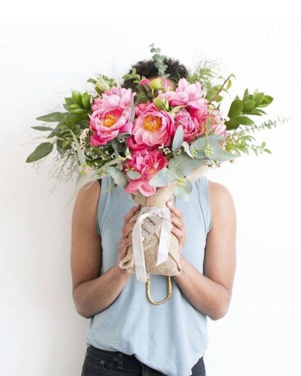 Tặng hoa cho mẹ nhân dịp 8/3 ( Ảnh : Pinterest )
