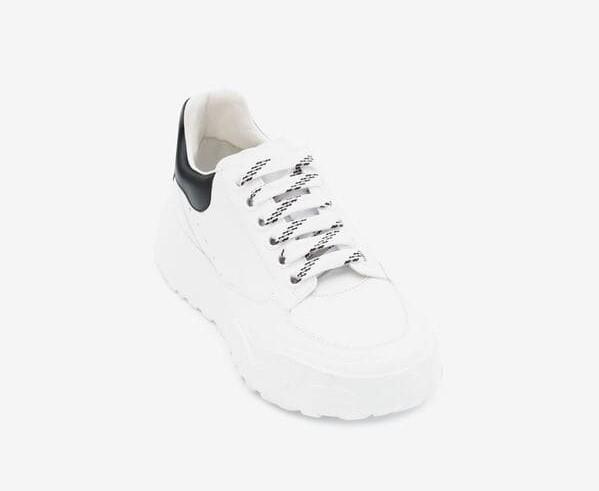 Mức giá của một đôi giày McQueen authentic lên tới hơn 10 triệu đồng (Nguồn: Alexander McQueen)